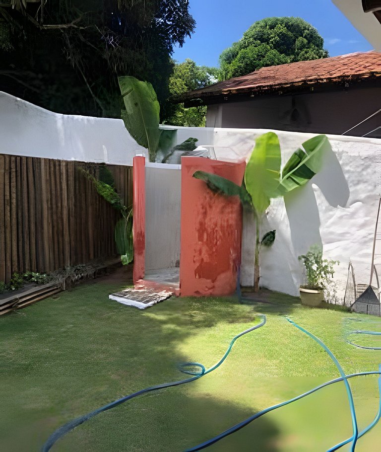 Casa na Praça + 2min da Praia | Ar e Churrasqueira