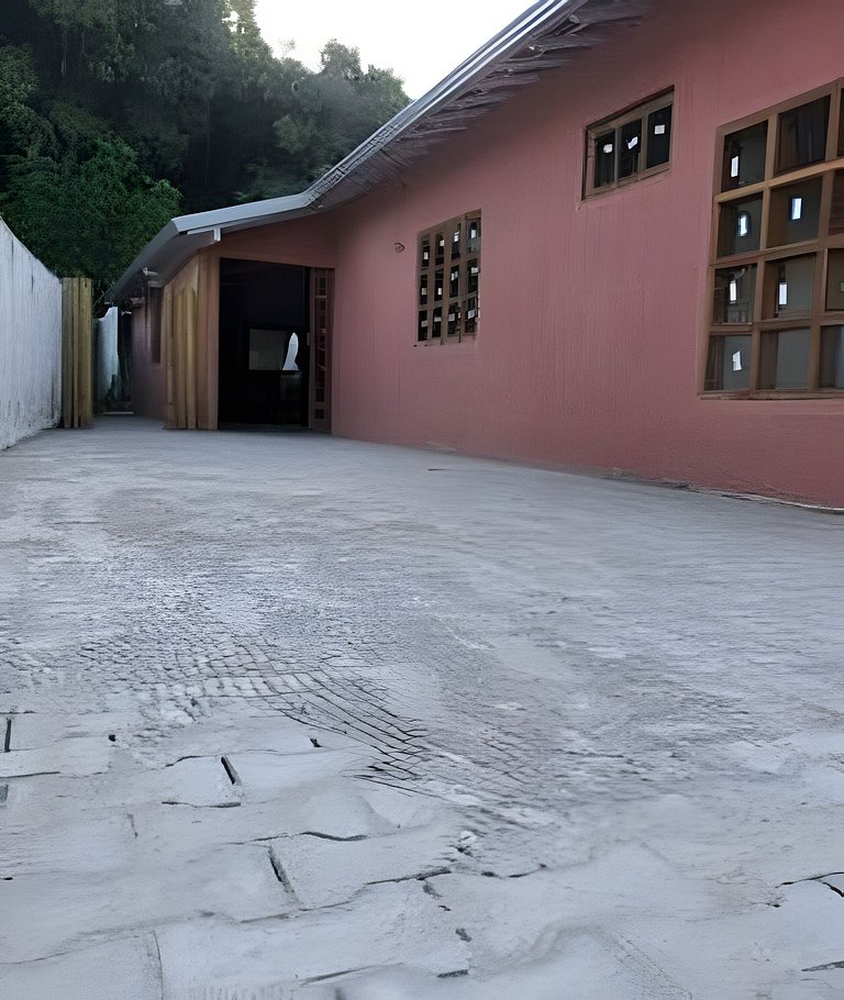 Casa na Praça + 2min da Praia | Ar e Churrasqueira