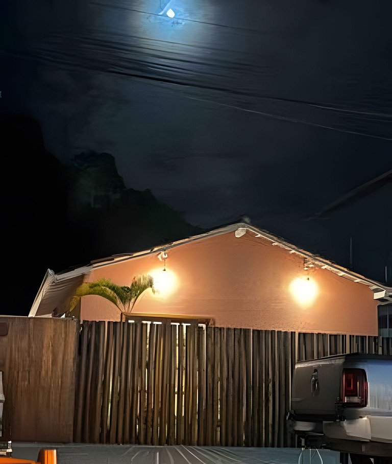 Casa na Praça + 2min da Praia | Ar e Churrasqueira