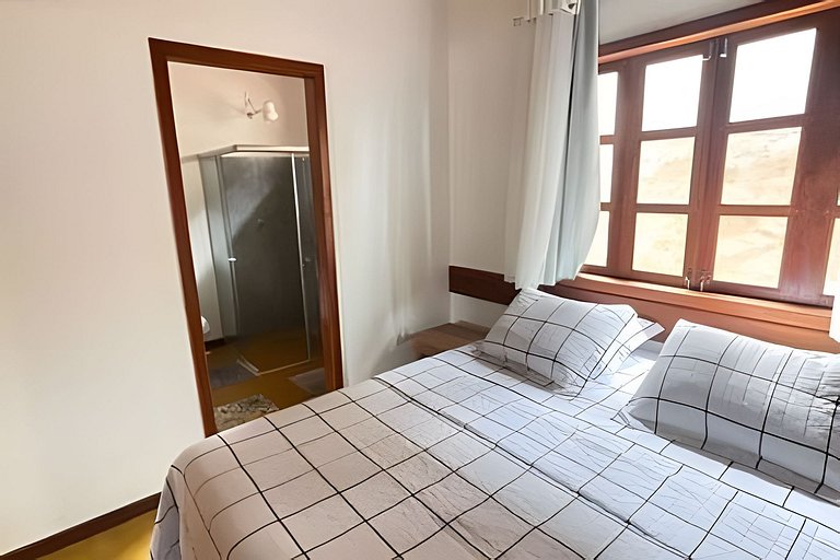 Casa na Praça + 2min da Praia | Ar e Churrasqueira