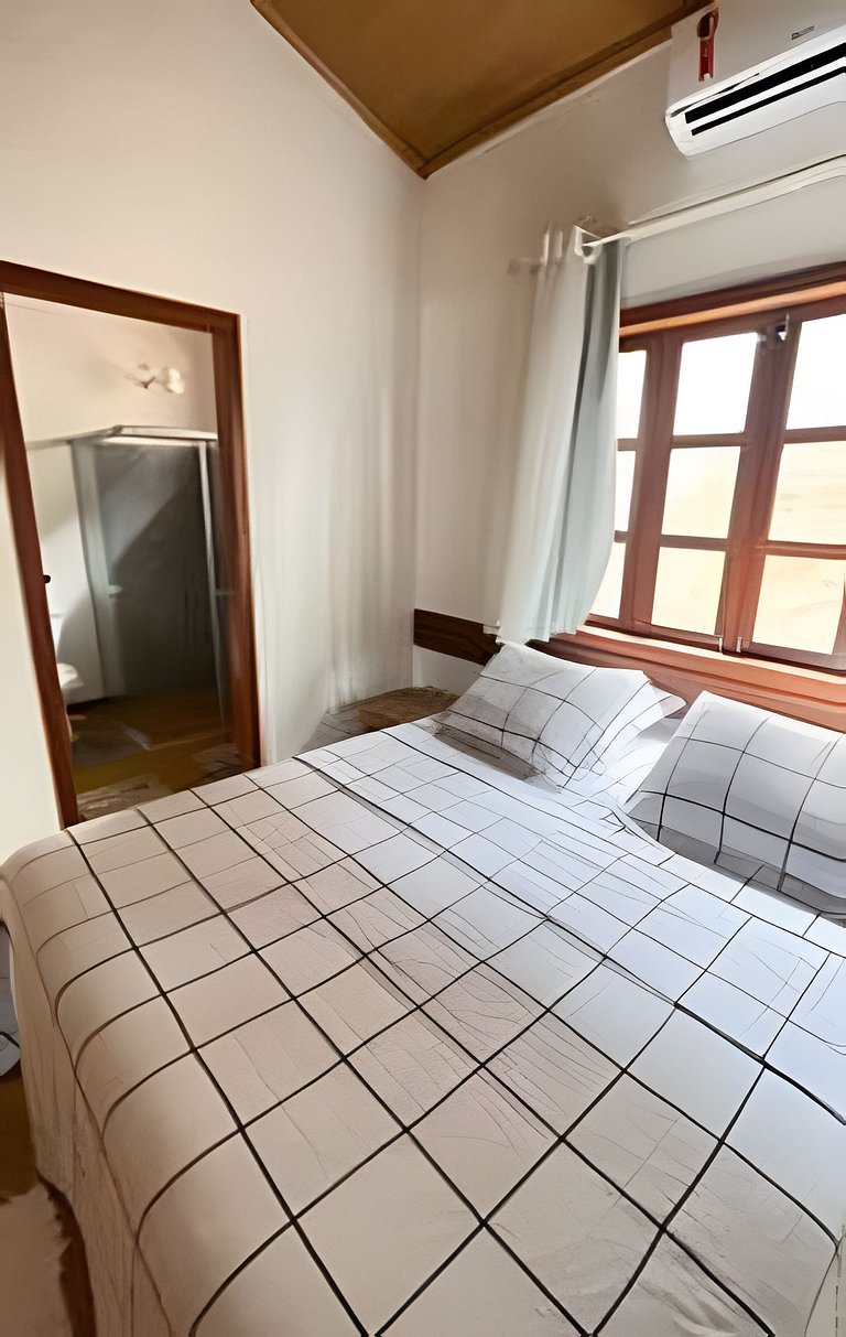 Casa na Praça + 2min da Praia | Ar e Churrasqueira