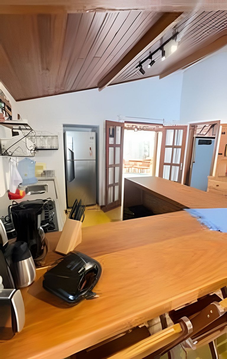 Casa na Praça + 2min da Praia | Ar e Churrasqueira