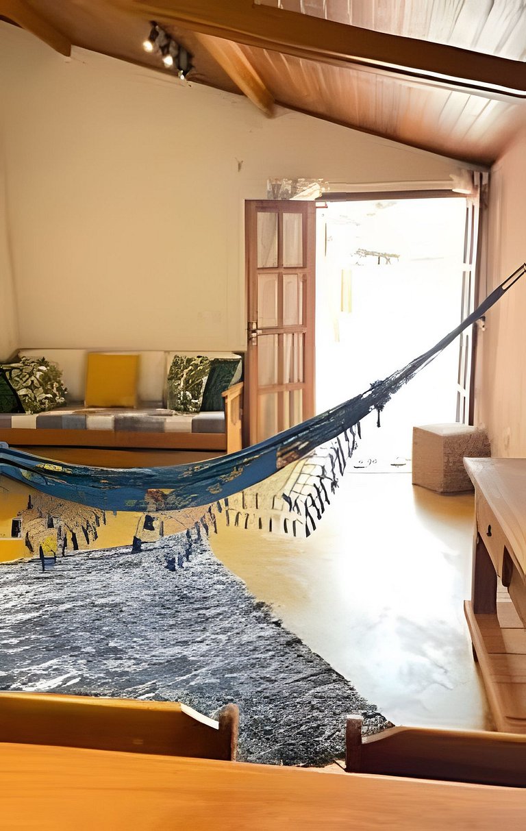 Casa na Praça + 2min da Praia | Ar e Churrasqueira