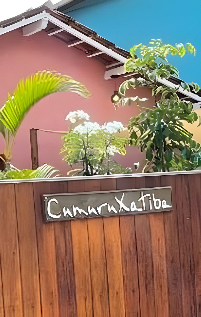 Casa na Praça + 2min da Praia | Ar e Churrasqueira