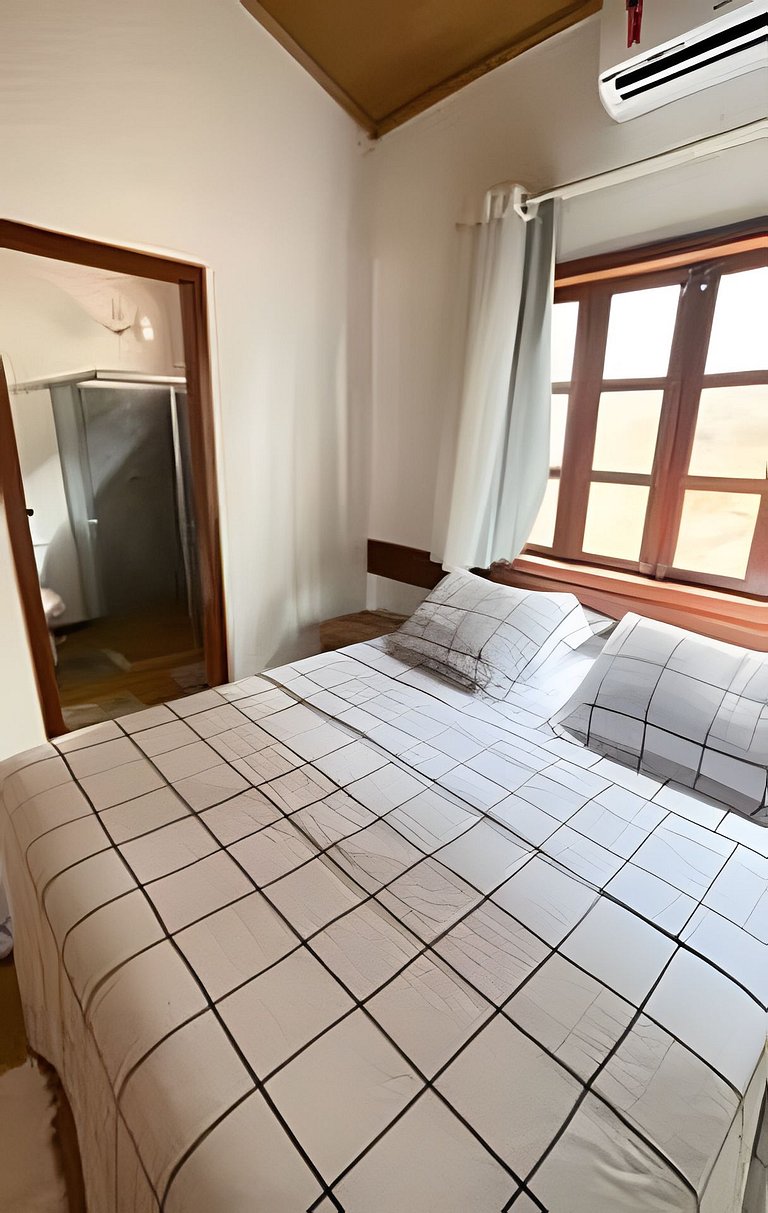 Casa na Praça + 2min da Praia | Ar e Churrasqueira
