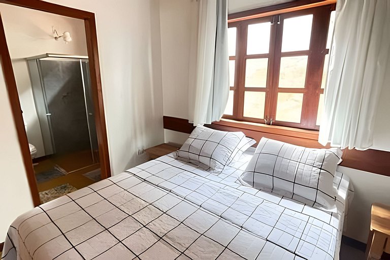 Casa na Praça + 2min da Praia | Ar e Churrasqueira