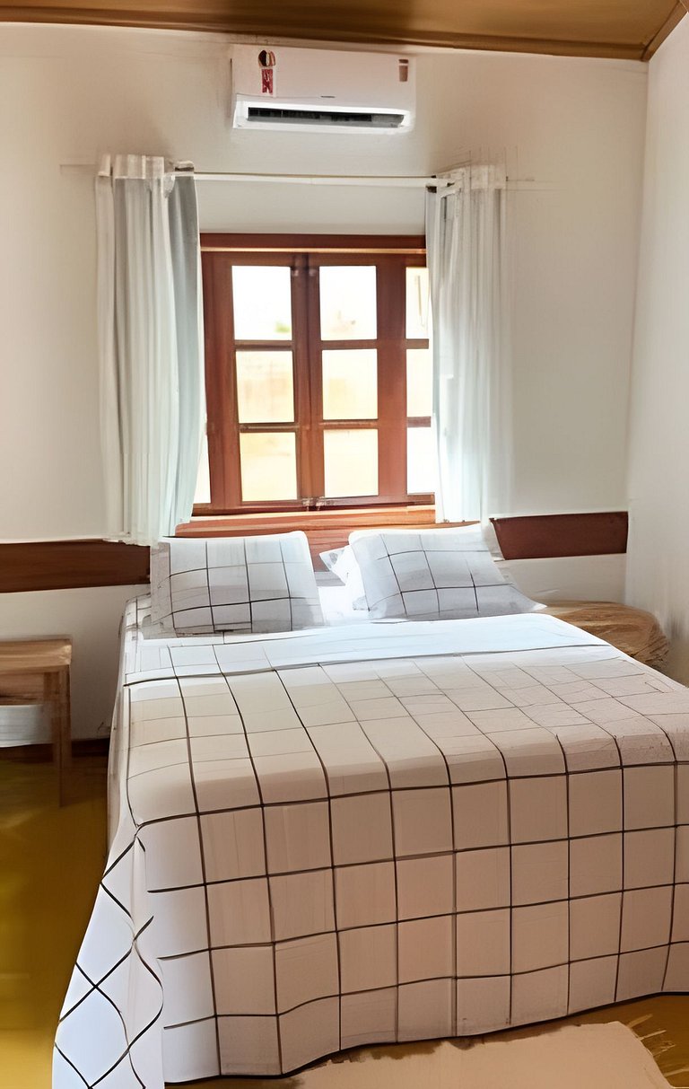 Casa na Praça + 2min da Praia | Ar e Churrasqueira