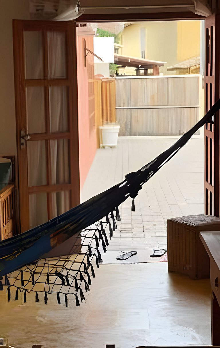 Casa na Praça + 2min da Praia | Ar e Churrasqueira