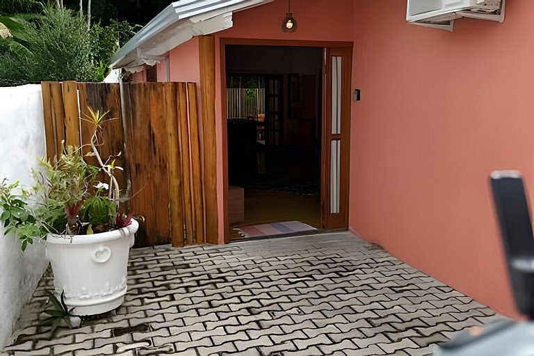Casa na Praça + 2min da Praia | Ar e Churrasqueira