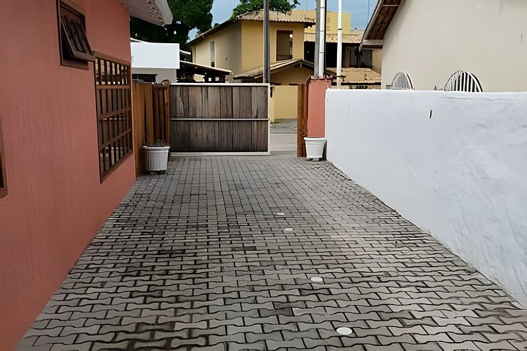 Casa na Praça + 2min da Praia | Ar e Churrasqueira