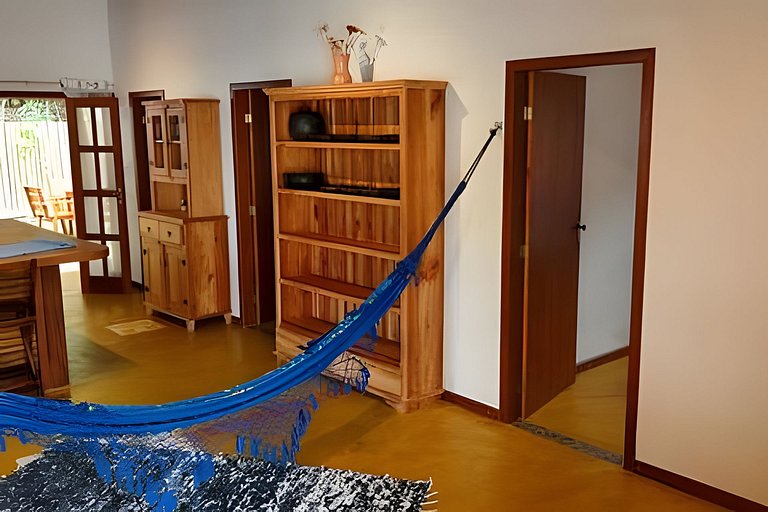 Casa na Praça + 2min da Praia | Ar e Churrasqueira