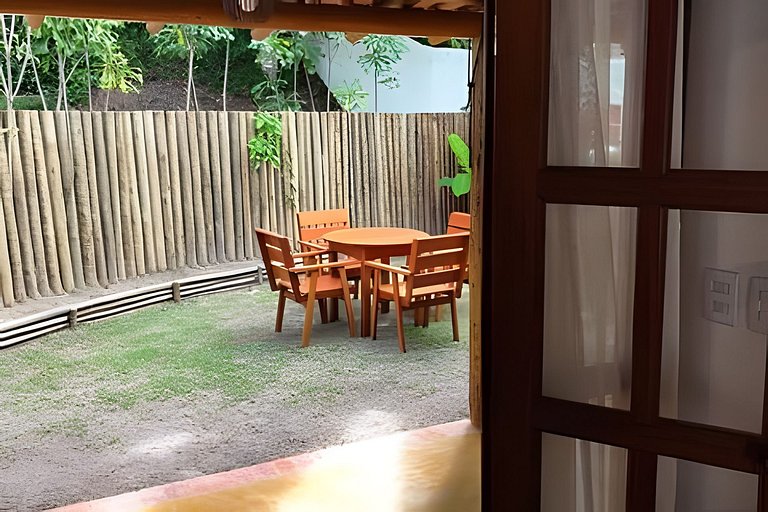 Casa na Praça + 2min da Praia | Ar e Churrasqueira