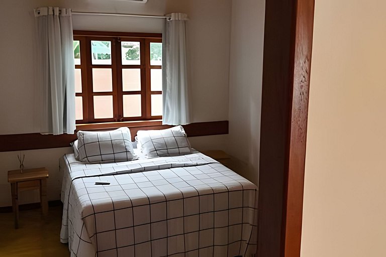 Casa na Praça + 2min da Praia | Ar e Churrasqueira