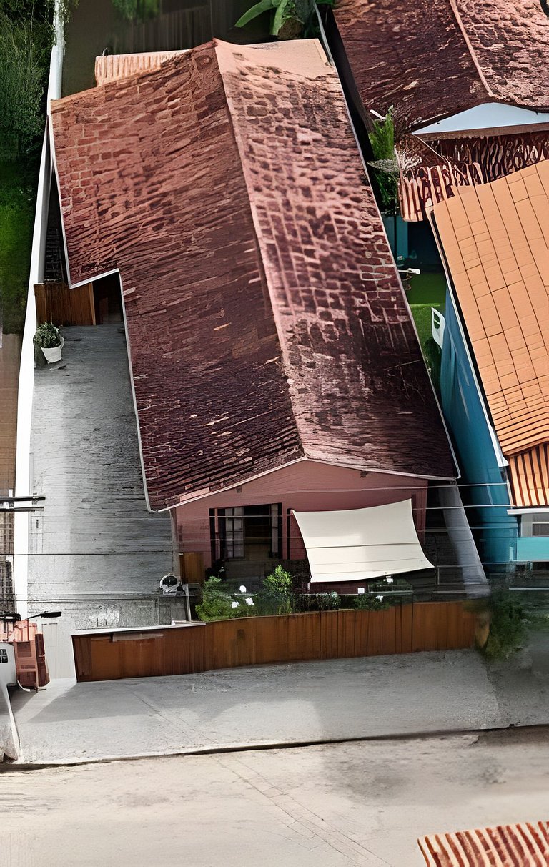 Casa na Praça + 2min da Praia | Ar e Churrasqueira