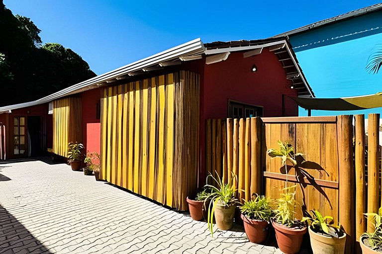 Casa na Praça + 2min da Praia | Ar e Churrasqueira