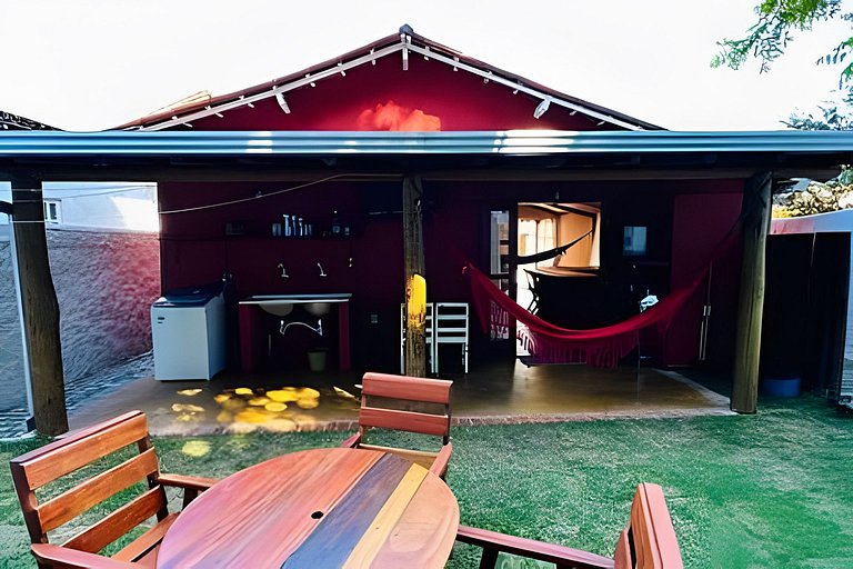 Casa na Praça + 2min da Praia | Ar e Churrasqueira