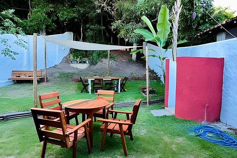 Casa na Praça + 2min da Praia | Ar e Churrasqueira