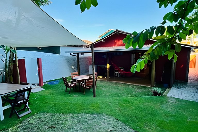 Casa na Praça + 2min da Praia | Ar e Churrasqueira