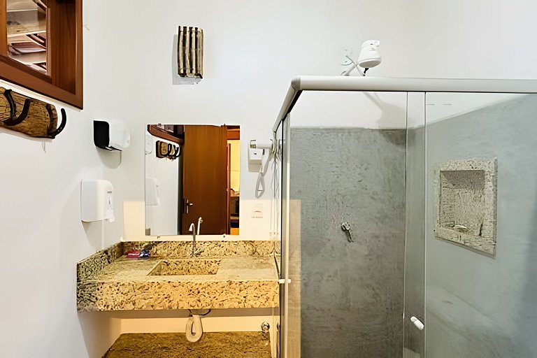 Casa na Praça + 2min da Praia | Ar e Churrasqueira