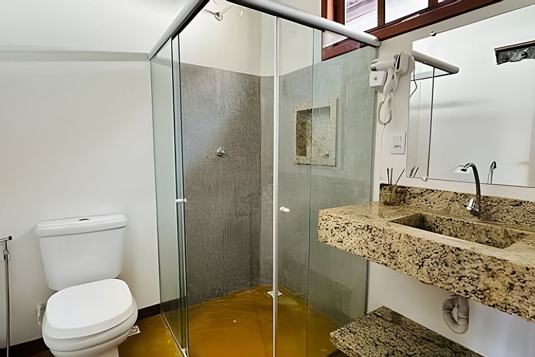 Casa na Praça + 2min da Praia | Ar e Churrasqueira