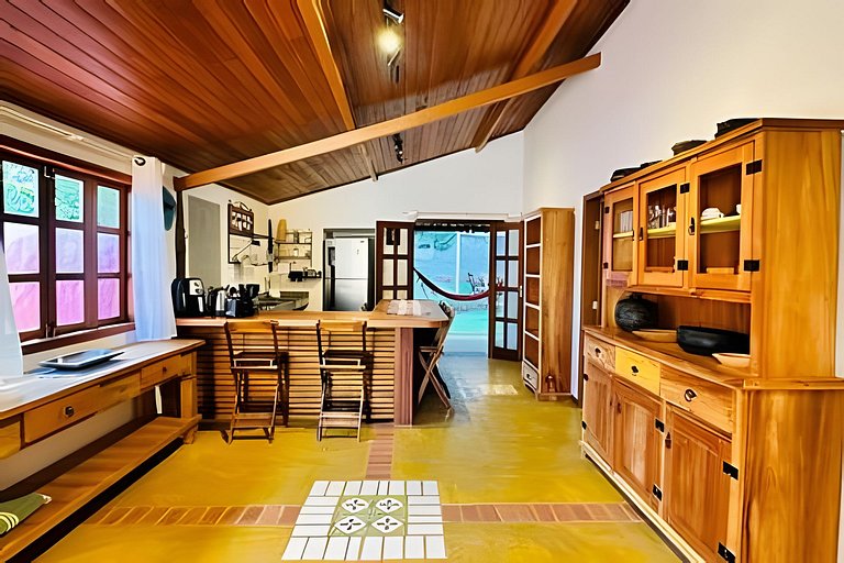 Casa na Praça + 2min da Praia | Ar e Churrasqueira
