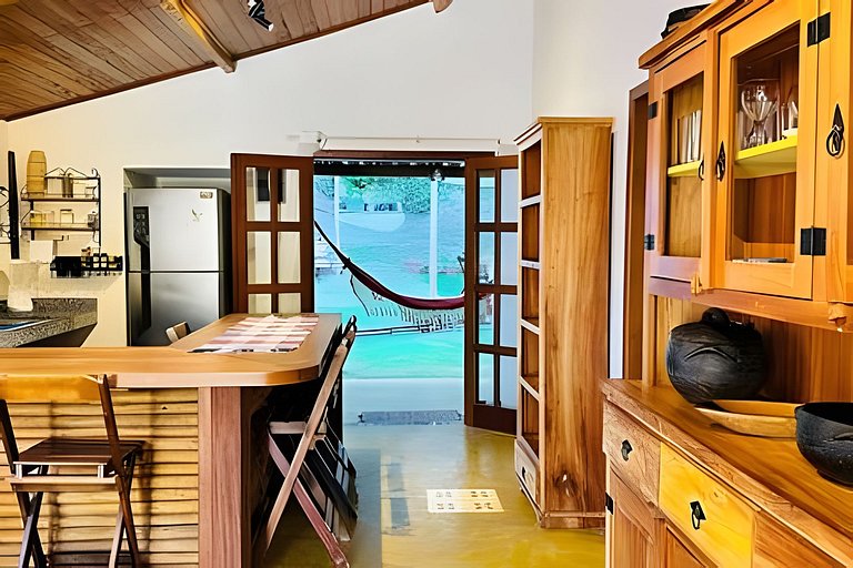 Casa na Praça + 2min da Praia | Ar e Churrasqueira