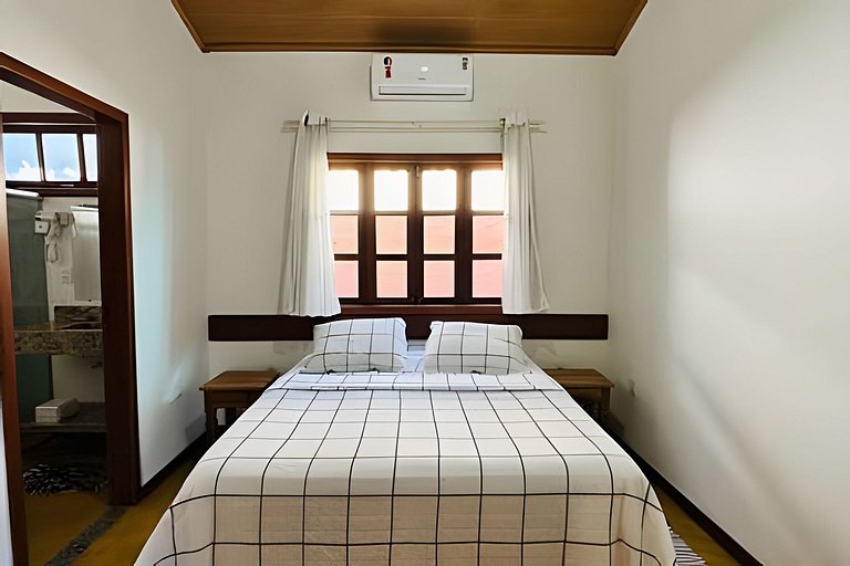 Casa na Praça + 2min da Praia | Ar e Churrasqueira